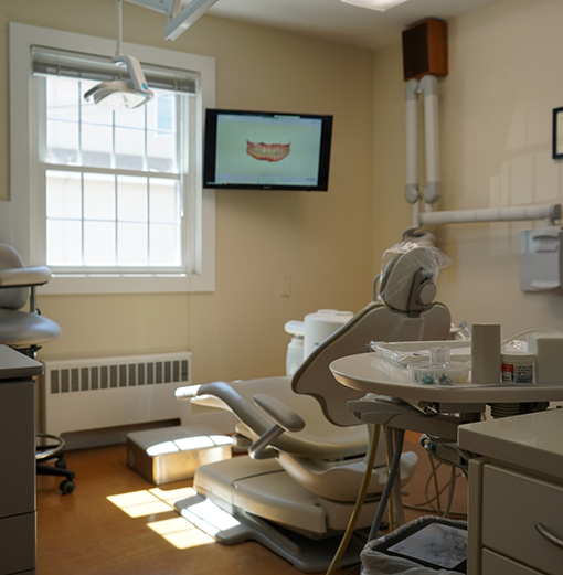 Dentalt reatment room with pale yellow walls